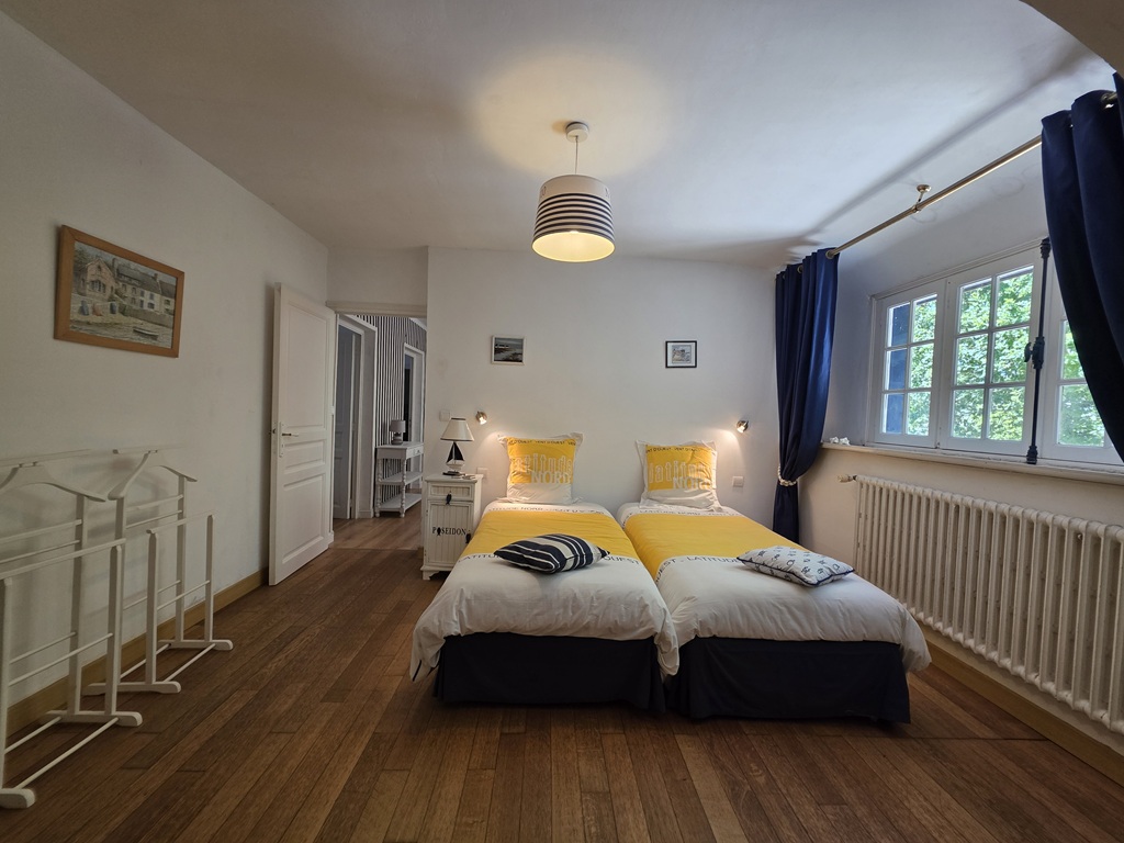 Combrit, Plein Centre, Belle Chaumière de Famille (5 chambres) dans Son Parc Préservé de 10 800 m²