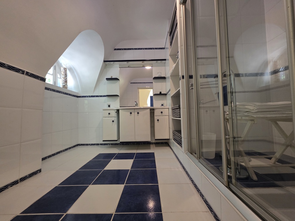 Combrit, Plein Centre, Belle Chaumière de Famille (5 chambres) dans Son Parc Préservé de 10 800 m²