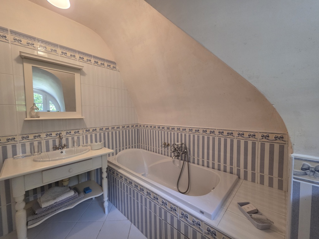 Combrit, Plein Centre, Belle Chaumière de Famille (5 chambres) dans Son Parc Préservé de 10 800 m²