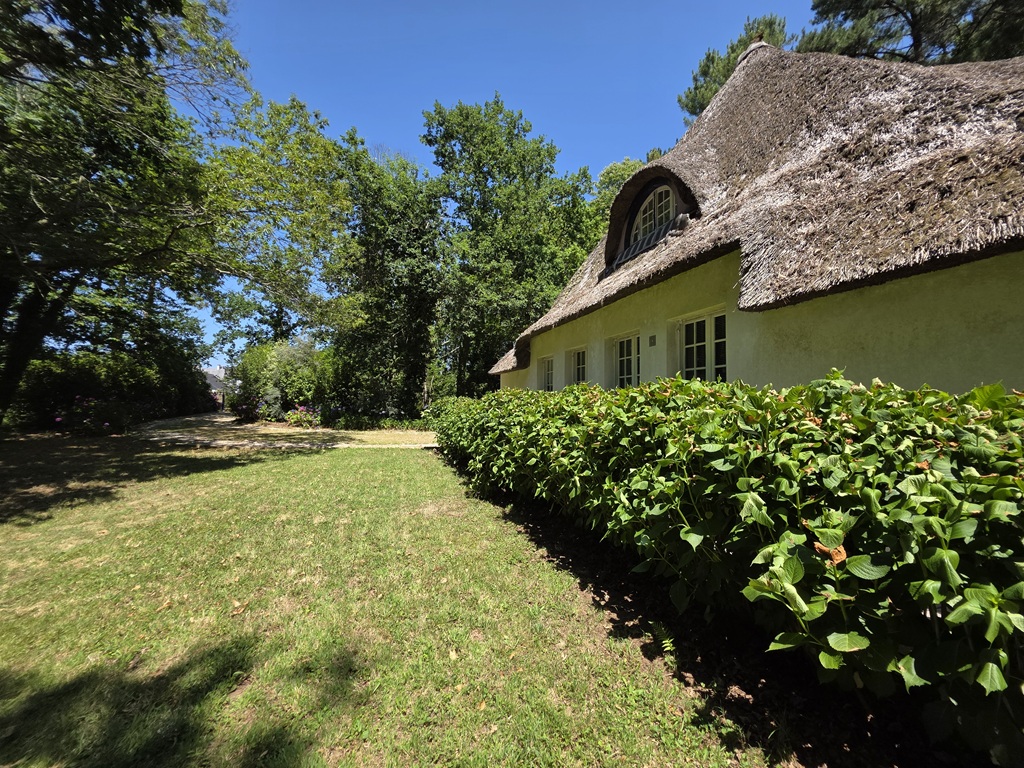 Combrit, Plein Centre, Belle Chaumière de Famille (5 chambres) dans Son Parc Préservé de 10 800 m²