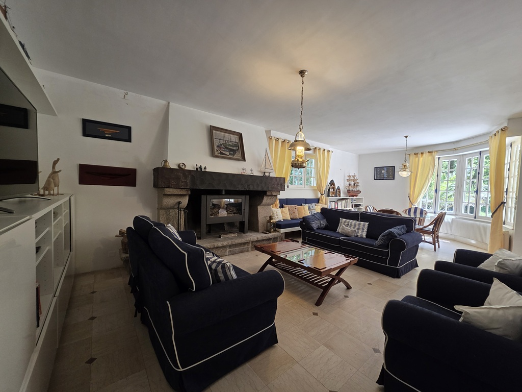 Combrit, Plein Centre, Belle Chaumière de Famille (5 chambres) dans Son Parc Préservé de 10 800 m²
