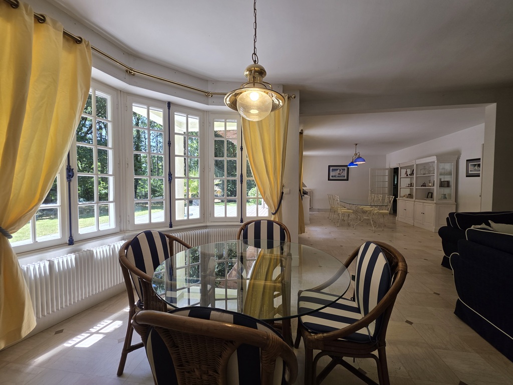 Combrit, Plein Centre, Belle Chaumière de Famille (5 chambres) dans Son Parc Préservé de 10 800 m²