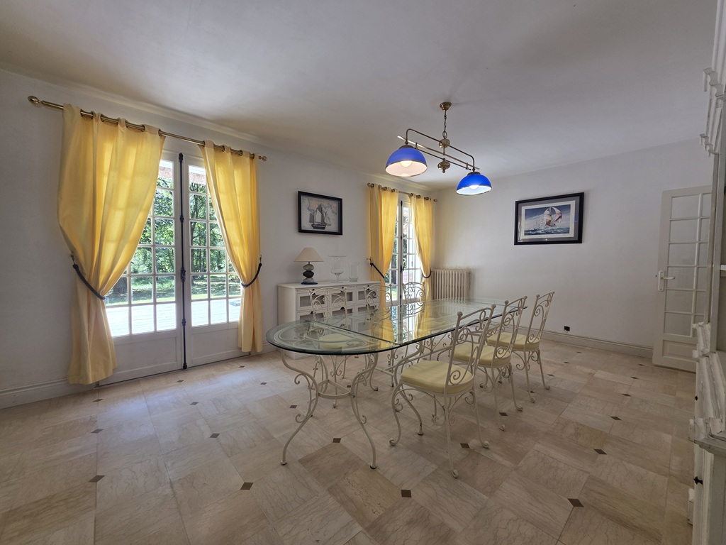 Combrit, Plein Centre, Belle Chaumière de Famille (5 chambres) dans Son Parc Préservé de 10 800 m²
