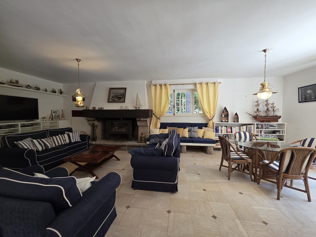 Combrit, Plein Centre, Belle Chaumière de Famille (5 chambres) dans Son Parc Préservé de 10 800 m²