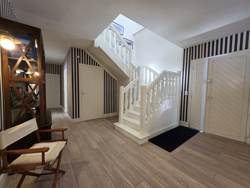 Combrit, Plein Centre, Belle Chaumière de Famille (5 chambres) dans Son Parc Préservé de 10 800 m²