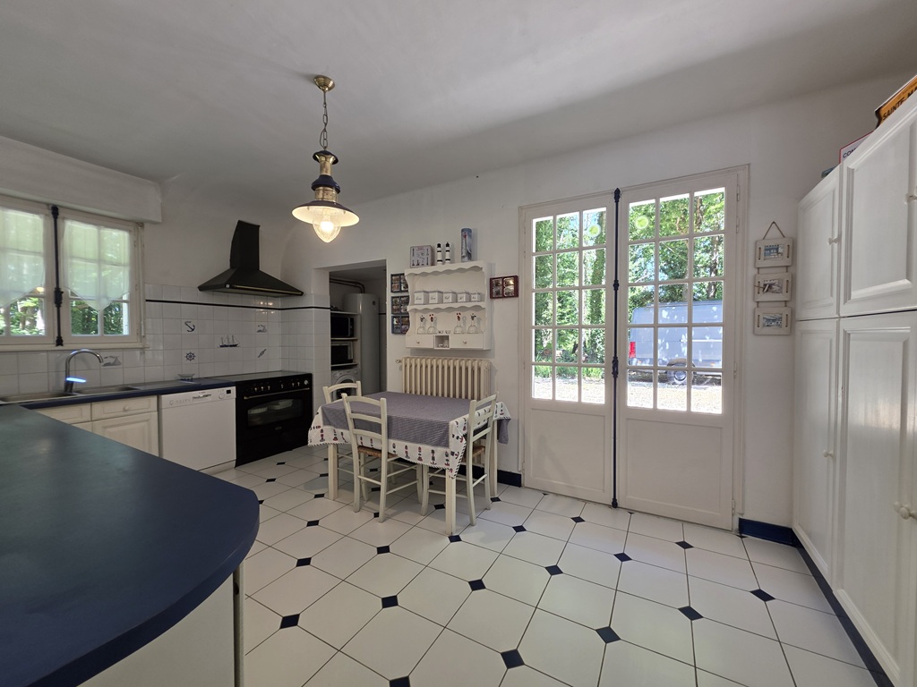 Combrit, Plein Centre, Belle Chaumière de Famille (5 chambres) dans Son Parc Préservé de 10 800 m²