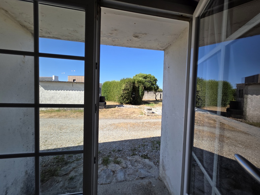 Tréguennec, Longère Bigoudène à Rénover et son Terrain Constructible de 3370 m²