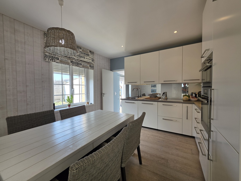 LESCONIL, En impasse, La Plage à pied, La Maison Bretonne Rénovée Avec Son grand Jardin Clos