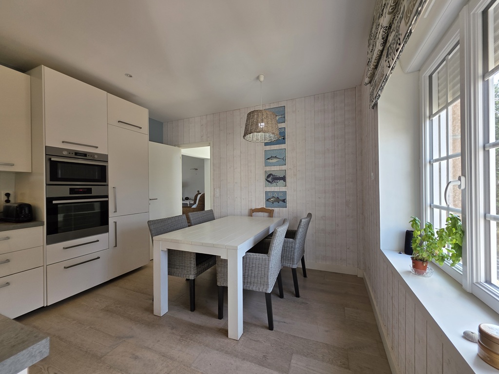 LESCONIL, En impasse, La Plage à pied, La Maison Bretonne Rénovée Avec Son grand Jardin Clos