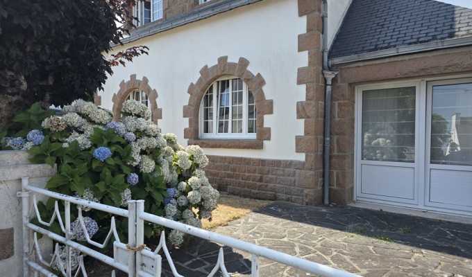 LESCONIL, En impasse, La Plage à pied, La Maison Bretonne Rénovée Avec Son grand Jardin Clos