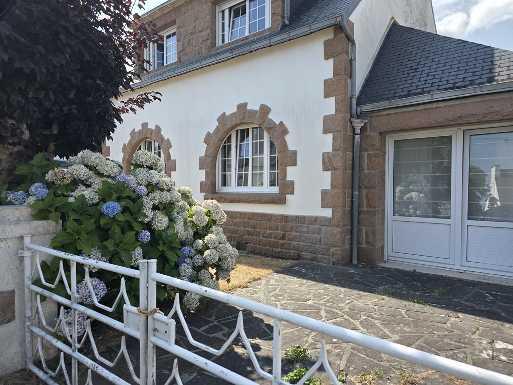 LESCONIL, En impasse, La Plage à pied, La Maison Bretonne Rénovée Avec Son grand Jardin Clos