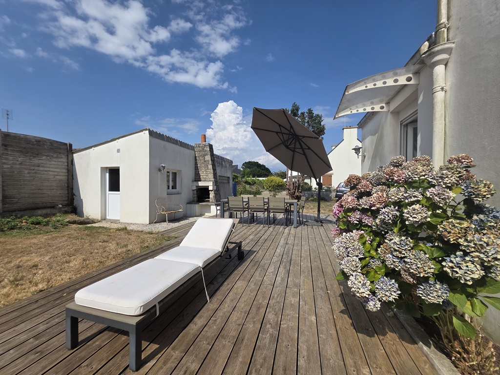 LESCONIL, En impasse, La Plage à pied, La Maison Bretonne Rénovée Avec Son grand Jardin Clos