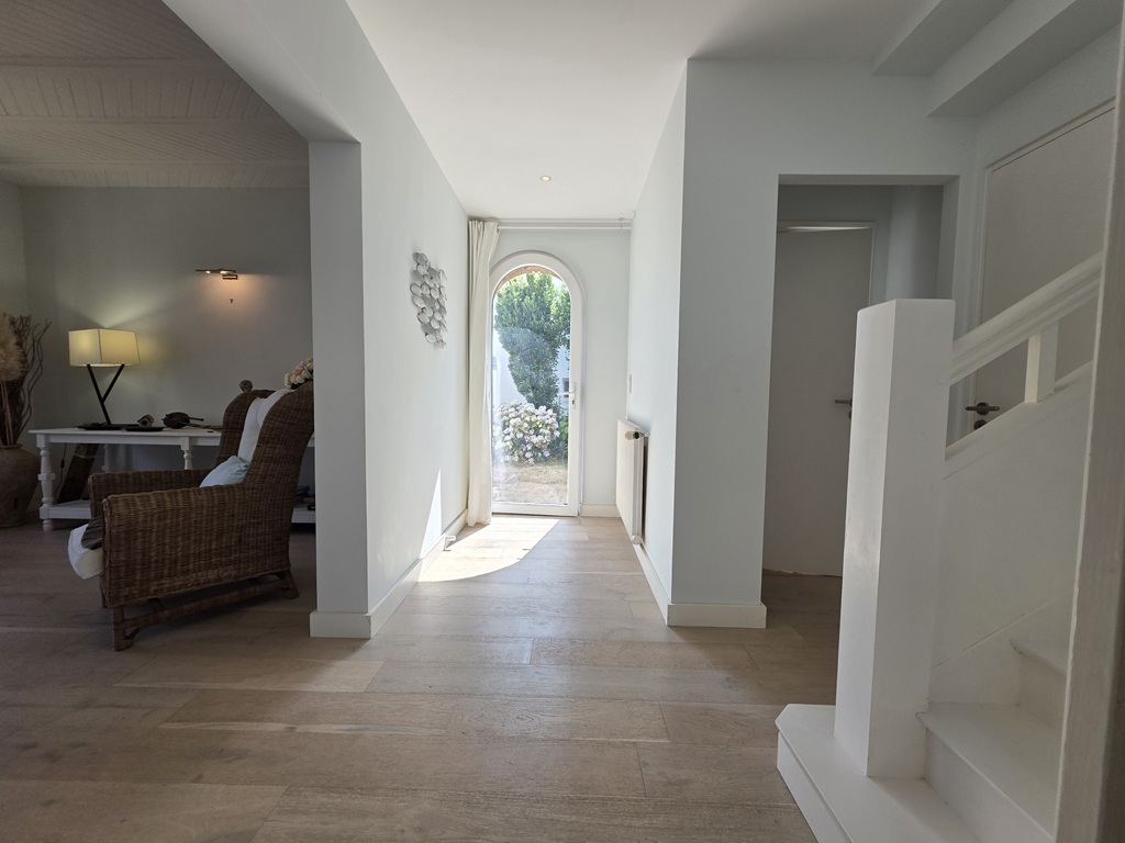 LESCONIL, En impasse, La Plage à pied, La Maison Bretonne Rénovée Avec Son grand Jardin Clos