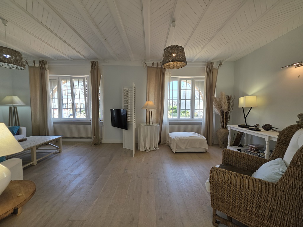 LESCONIL, En impasse, La Plage à pied, La Maison Bretonne Rénovée Avec Son grand Jardin Clos