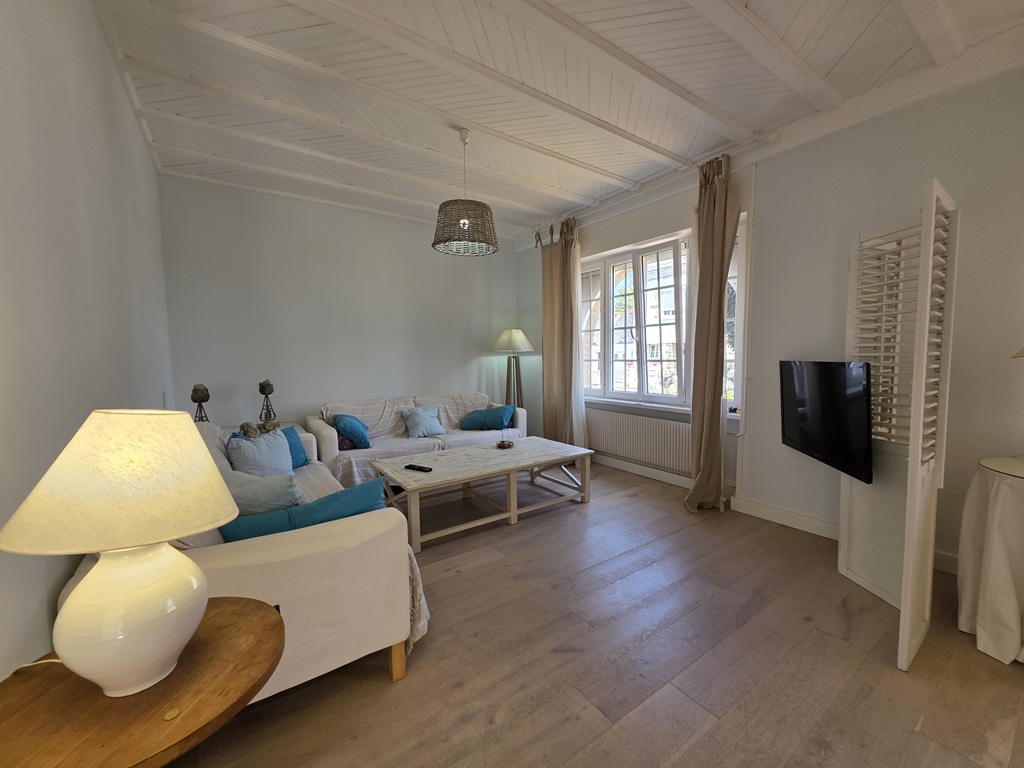 LESCONIL, En impasse, La Plage à pied, La Maison Bretonne Rénovée Avec Son grand Jardin Clos