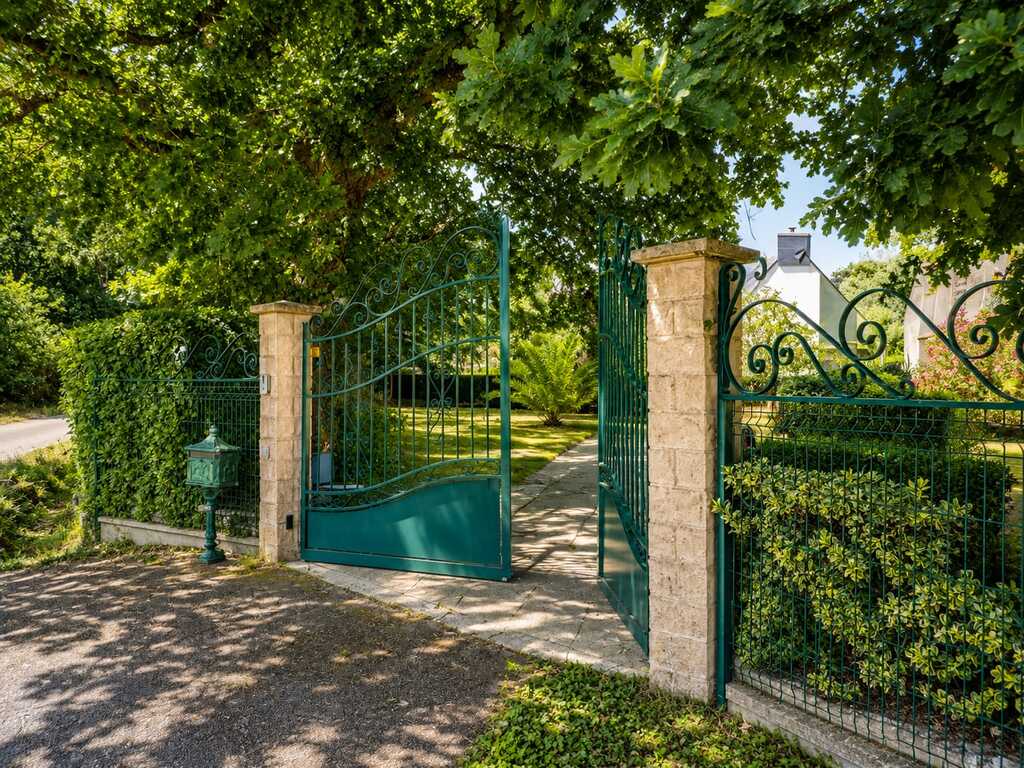 Riantec – Elégante Maison de Caractère de 130m² Au Calme Avec Son Jardin Paysagé