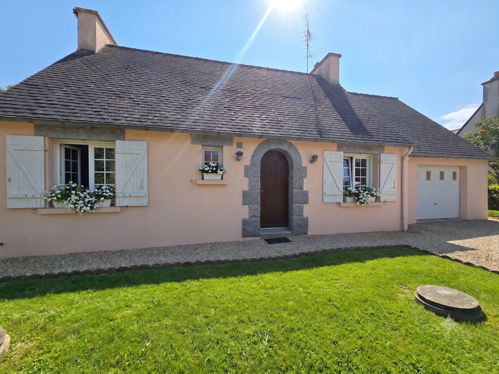 A LOUER, TREMEOC, La maison de plain pied 2 chambres (67m²) Avec Garage et Jardin (842m²)