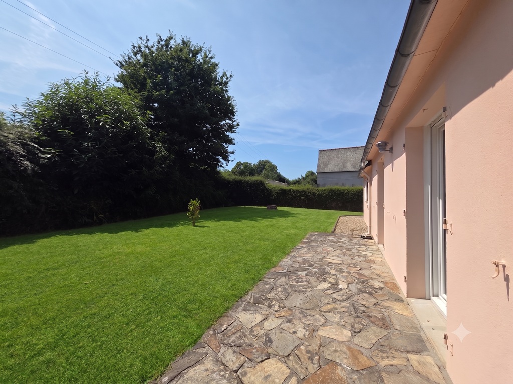 A LOUER, TREMEOC, La maison de plain pied 2 chambres (67m²) Avec Garage et Jardin (842m²)