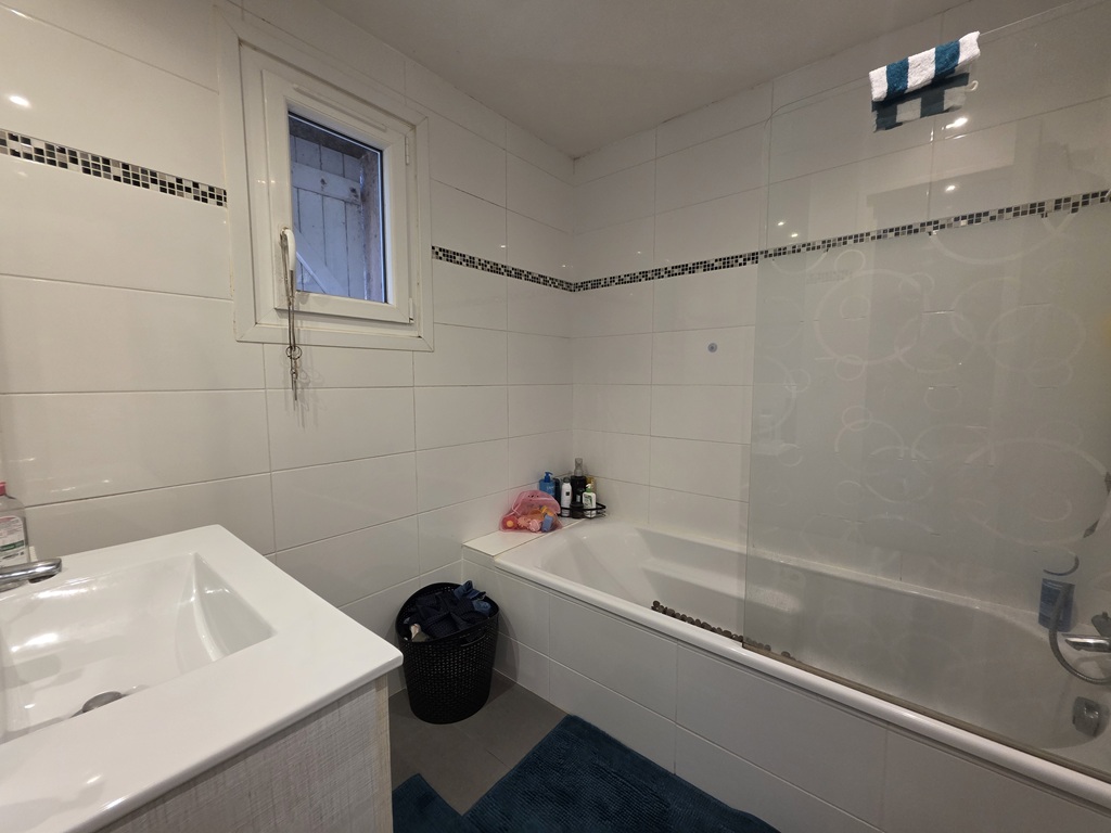 A LOUER, TREMEOC, La maison de plain pied 2 chambres (67m²) Avec Garage et Jardin (842m²)