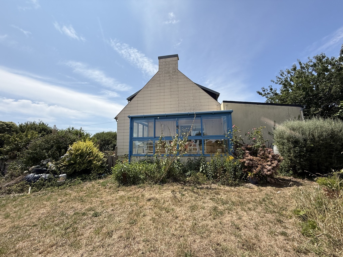 Plogoff – Maison de 120 m² avec un Bel Emplacement en Bord de Mer sur Vaste Terrain