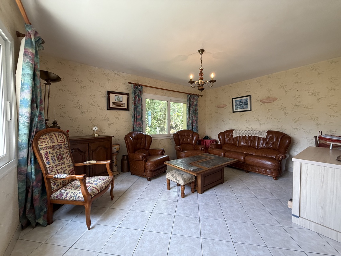 Plogoff – Maison de 120 m² avec un Bel Emplacement en Bord de Mer sur Vaste Terrain