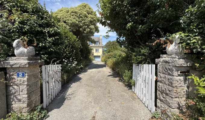 Plogoff – Maison de 120 m² avec un Bel Emplacement en Bord de Mer sur Vaste Terrain