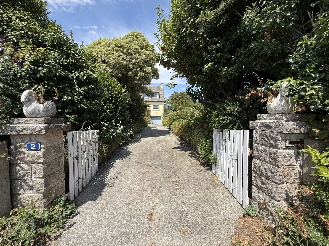 Plogoff – Maison de 120 m² avec un Bel Emplacement en Bord de Mer sur Vaste Terrain