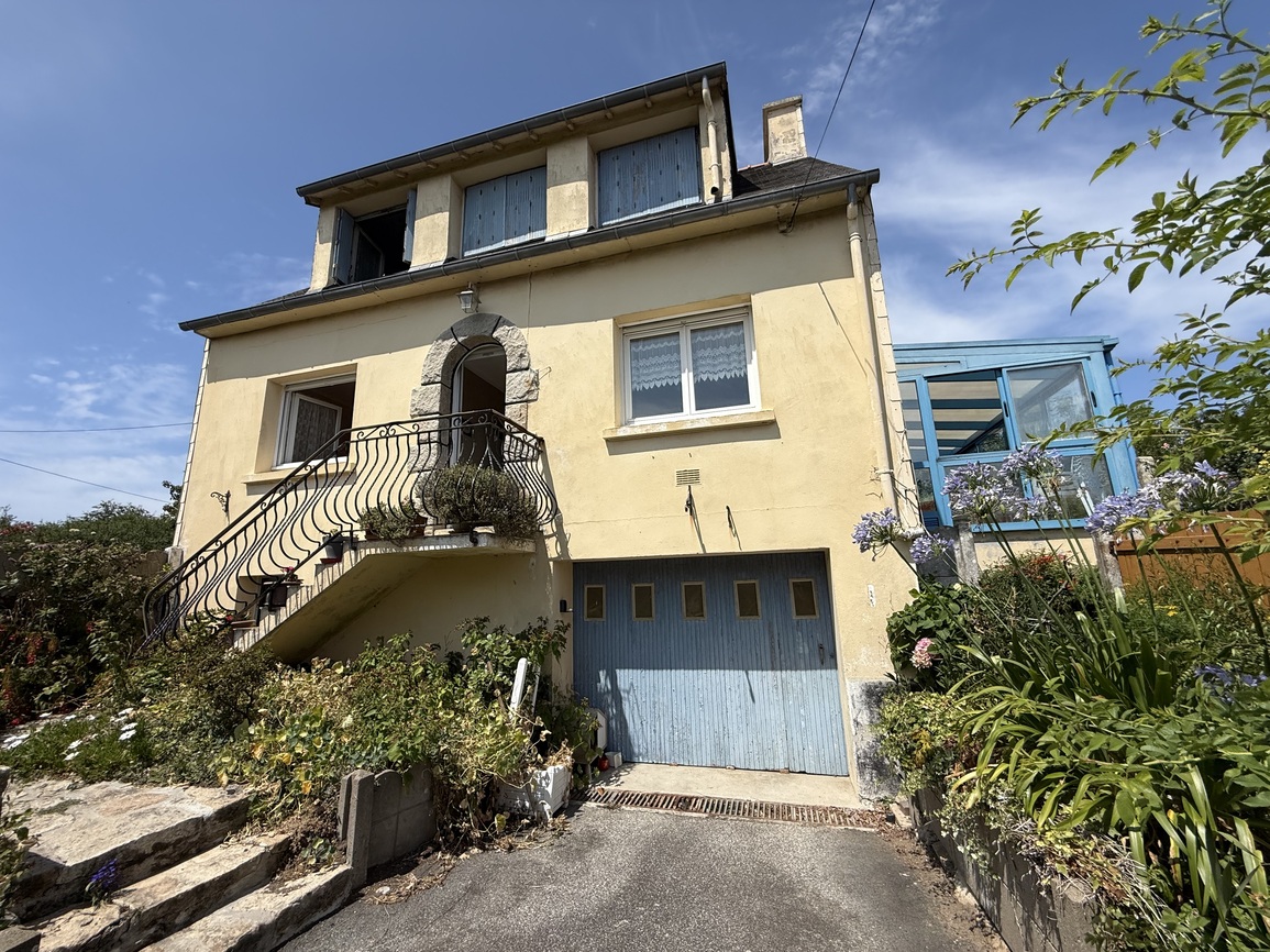 Plogoff – Maison de 120 m² avec un Bel Emplacement en Bord de Mer sur Vaste Terrain