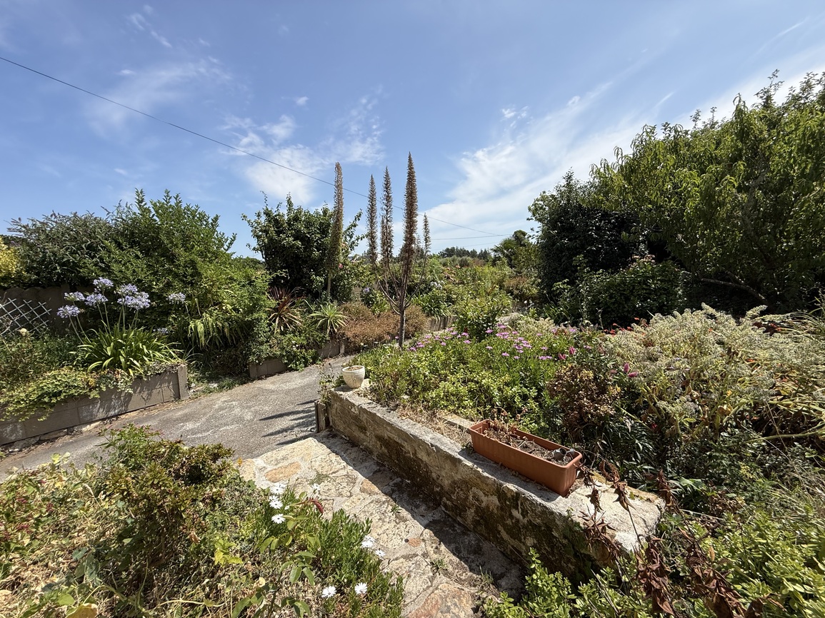 Plogoff – Maison de 120 m² avec un Bel Emplacement en Bord de Mer sur Vaste Terrain