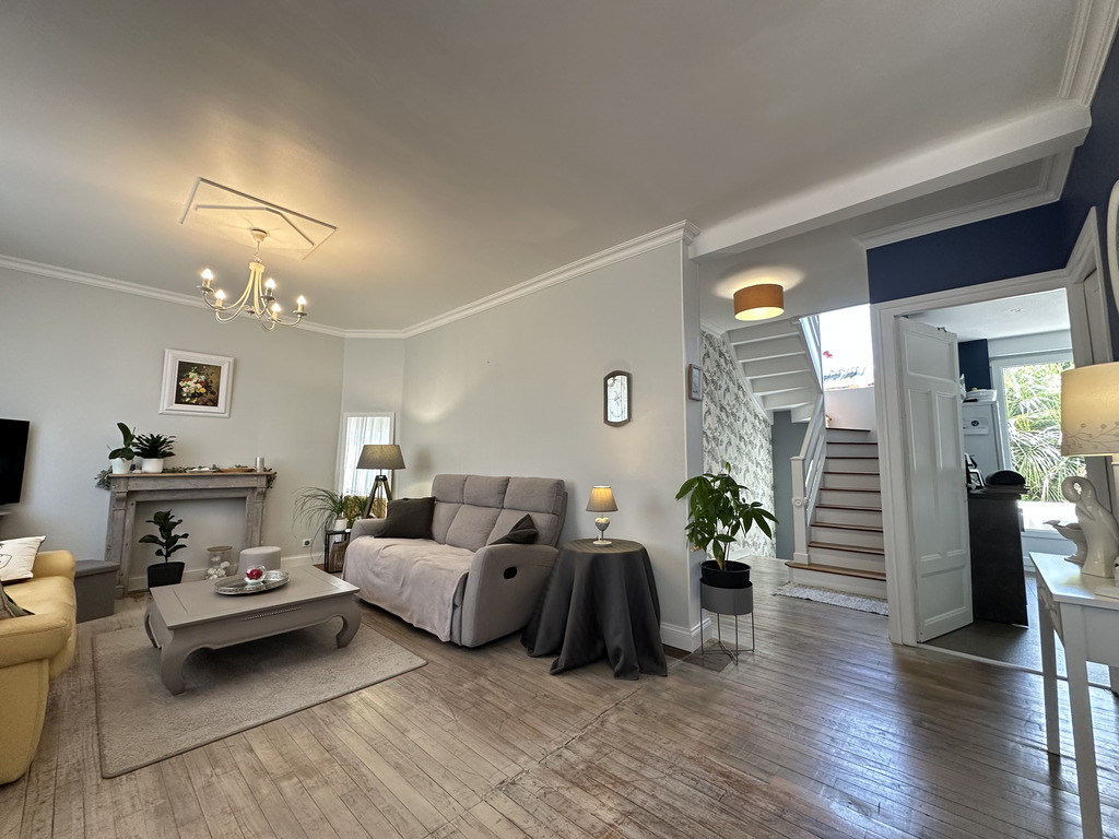Exclusivité Agence – Rosporden, Élégante & Familiale Maison de caractère de 140 m²