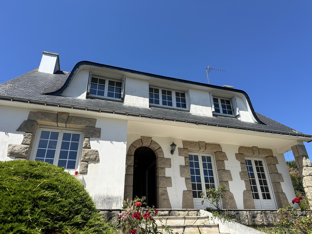 Clohars-Carnoët (Doëlan): 10 Hectares Face À La Mer & Un Ensemble Immobilier De 500m² À Réinventer