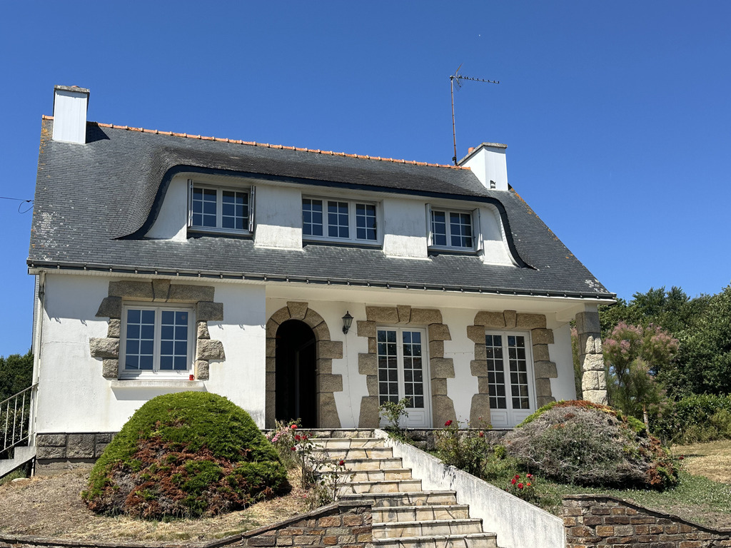 Clohars-Carnoët (Doëlan): 10 Hectares Face À La Mer & Un Ensemble Immobilier De 500m² À Réinventer