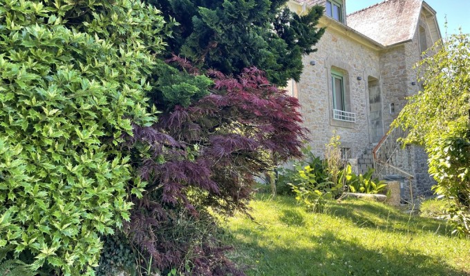 Uniquement chez Terre d’Immo. Locronan – Maison des Années 30 Rénovée avec Magnifique Jardin à Deux Pas Du Bourg