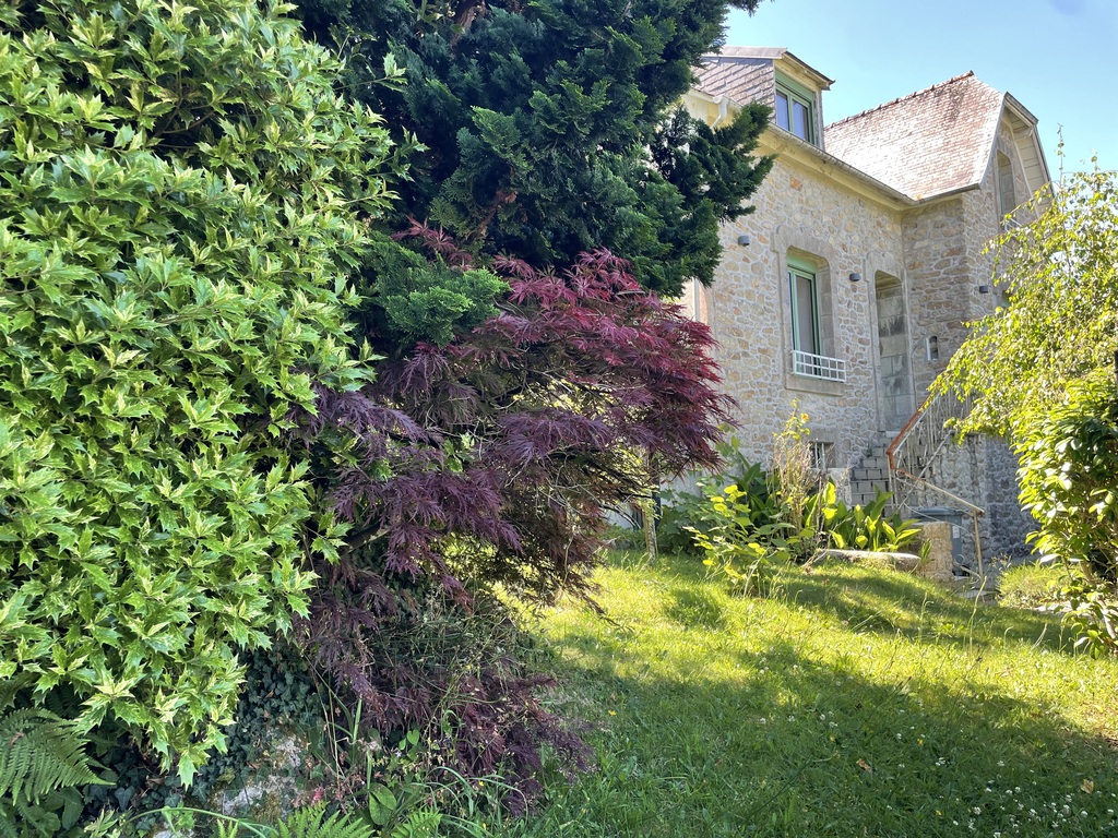 Locronan – Maison des Années 1930 Rénovée avec Magnifique Jardin à Deux Pas du Bourg