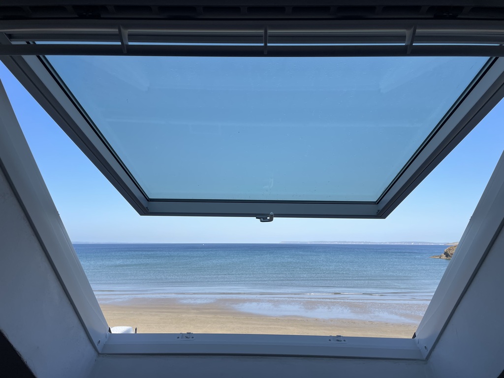 Exclusivité Agence. Plomodiern plage de Pentrez, Charmant Duplex Les Pieds Dans L’eau