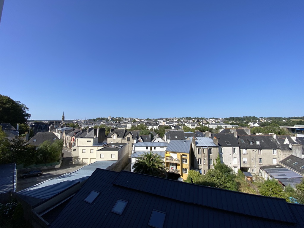 A Louer. Libre Immédiatement. Quimper, Proche Centre Ville, T4 Meublé avec place de parking et Cave !