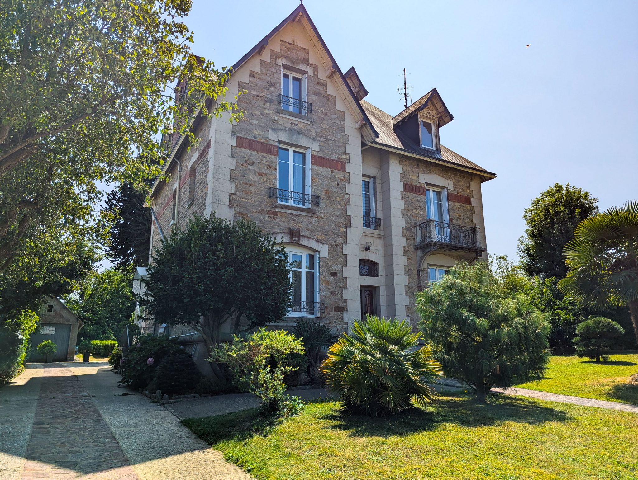 Ploërmel Centre – L’Authentique & Généreuse Maison De Maître 258 m² – Jardin Intime 1900 m²