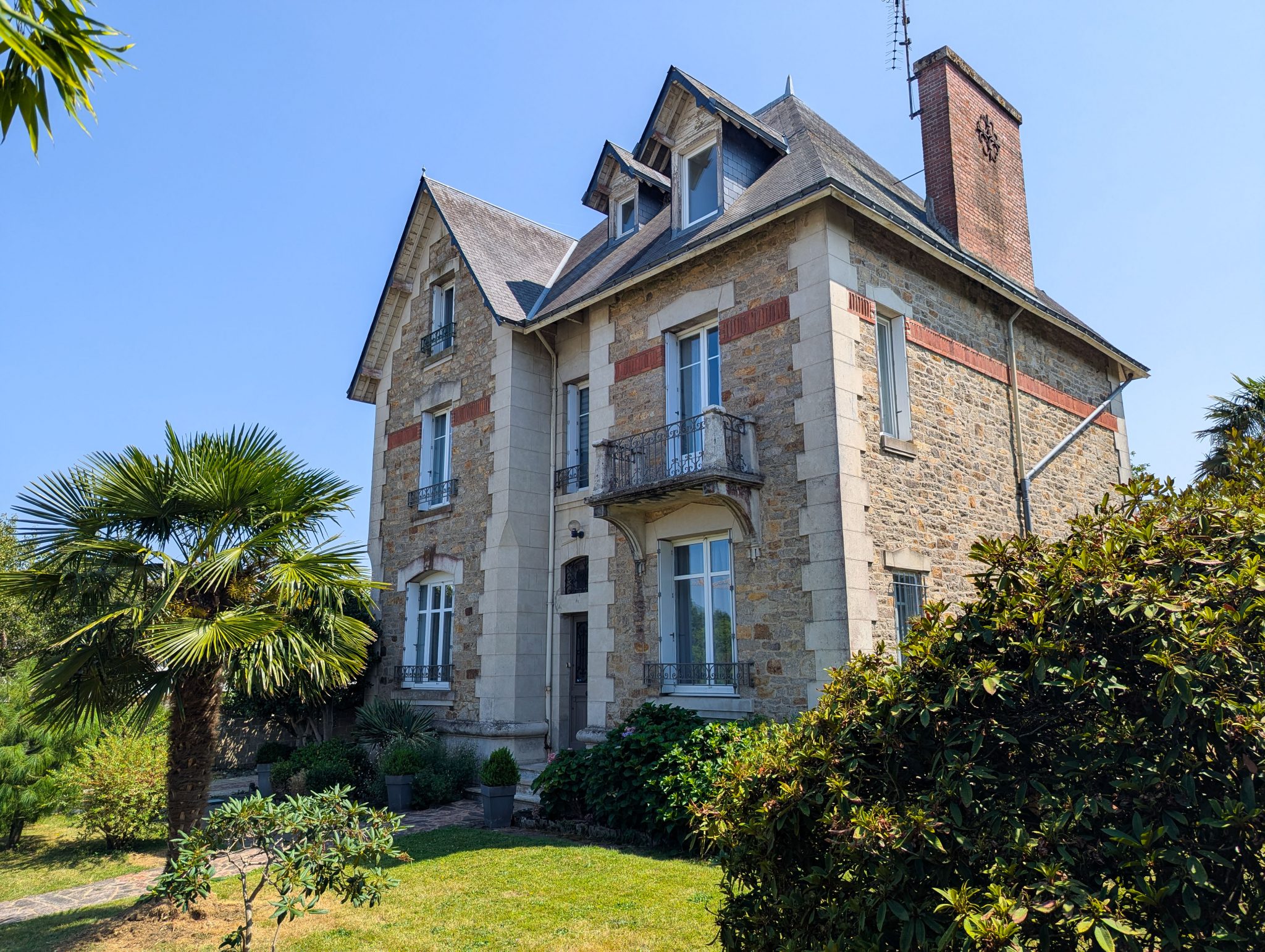 Ploërmel Centre – L’Authentique & Généreuse Maison De Maître 258 m² – Jardin Intime 1900 m²