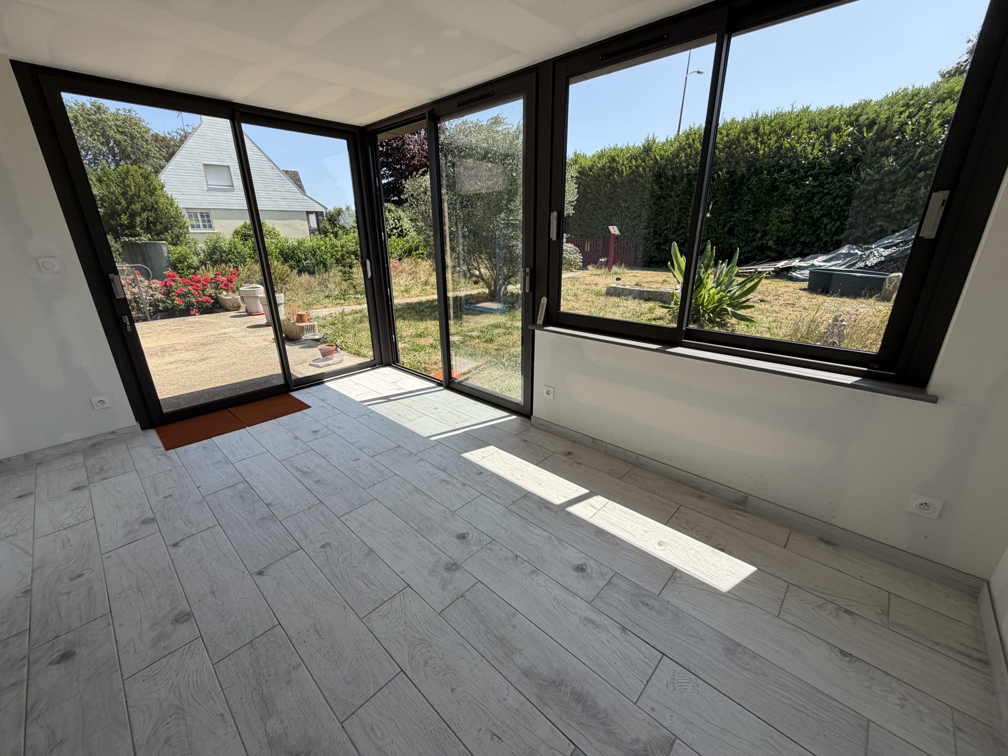 Quimper 10 mn , Prestations Qualitatives Pour  Maison Contemporaine  Sur Sous- sol et Son Atelier Indépendant