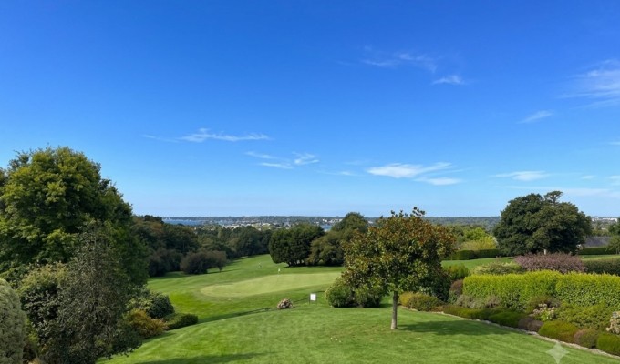 La Forêt-Fouesnant – Maison D’architecte Avec Vue Sur Le Golf & La Baie Et Ses 3 000 m² De Jardin