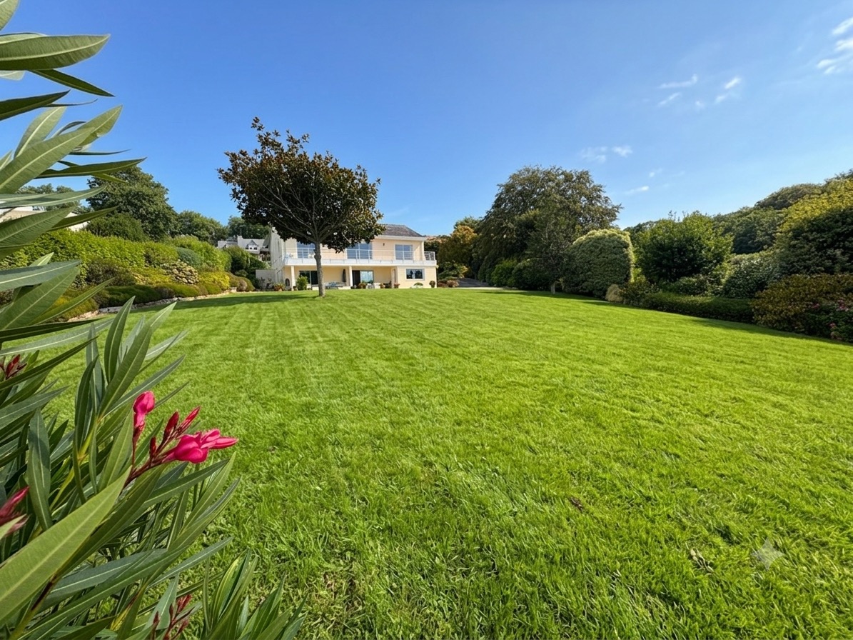 La Forêt-Fouesnant – Maison D’architecte Avec Vue Sur Le Golfe Et La Baie Et Ses 3 000 m² De Jardin