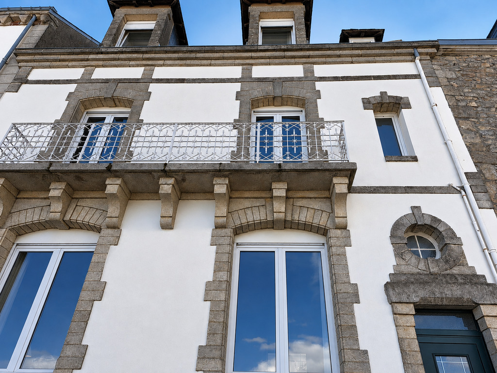 Port-Louis – La Généreuse & Charismatique Maison de Maître de 270 m² Face au Port