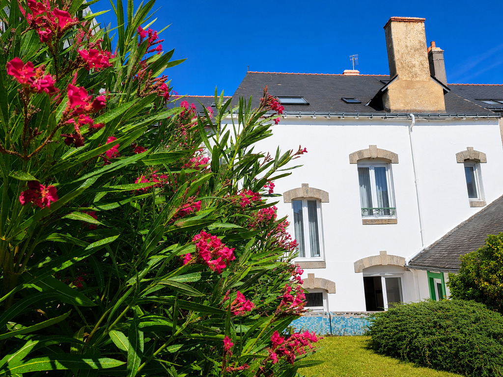 Port-Louis – La Généreuse & Charismatique Maison de Maître de 270 m² Face au Port