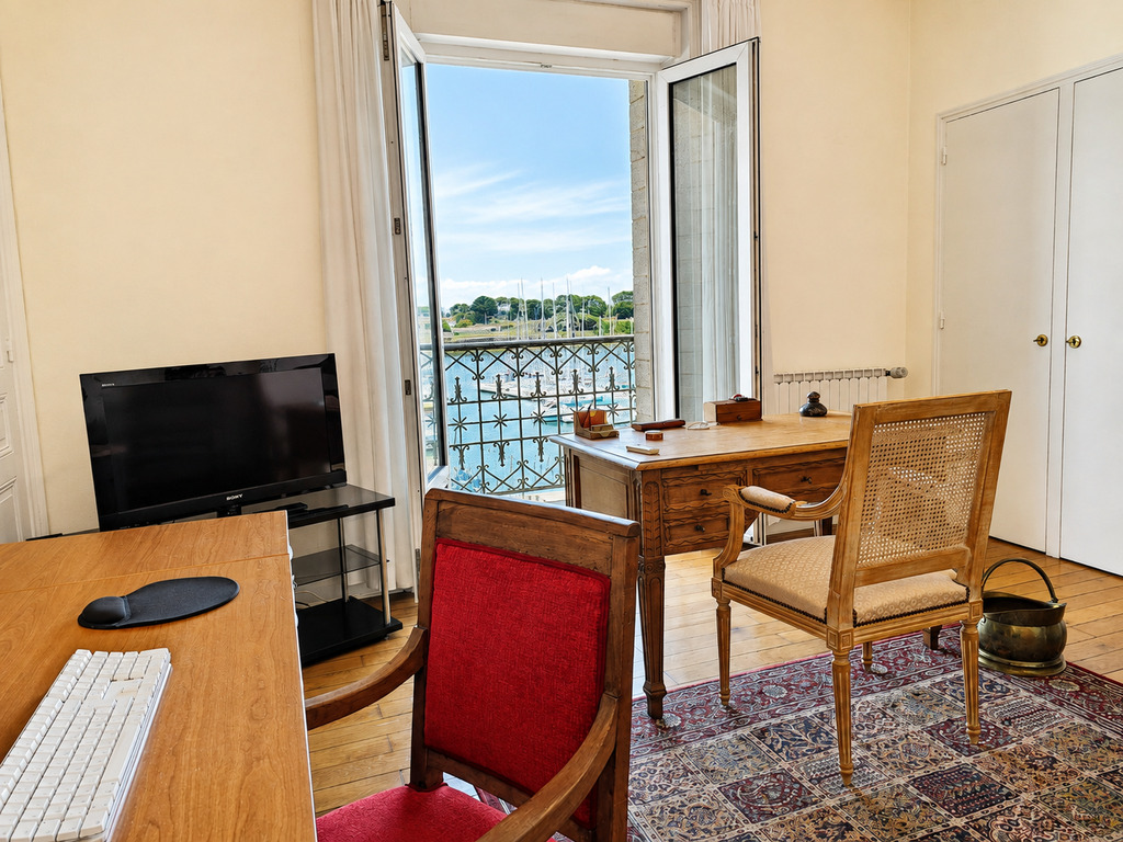 Port-Louis – La Généreuse & Charismatique Maison de Maître de 270 m² Face au Port