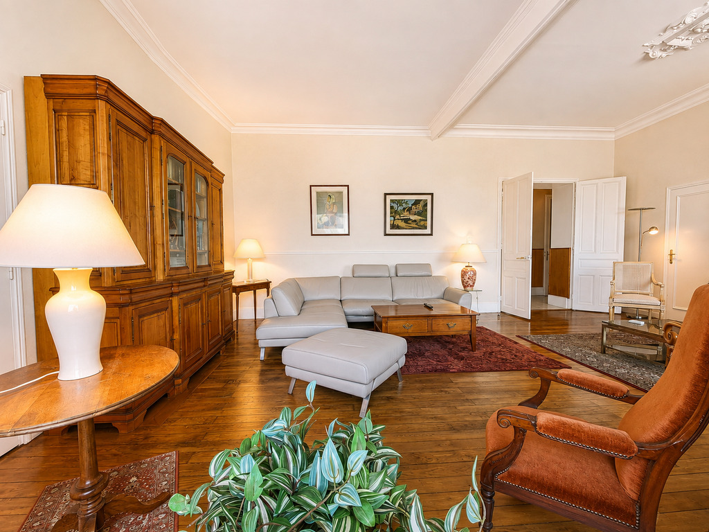 Port-Louis – La Généreuse & Charismatique Maison de Maître de 270 m² Face au Port