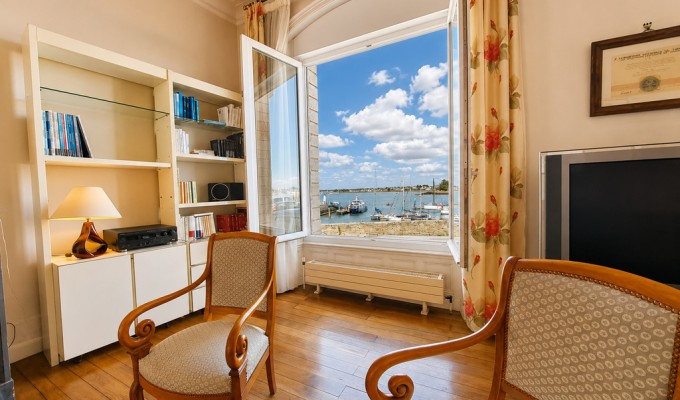 Port-Louis – La Généreuse & Charismatique Maison de Maître de 270 m² Face au Port