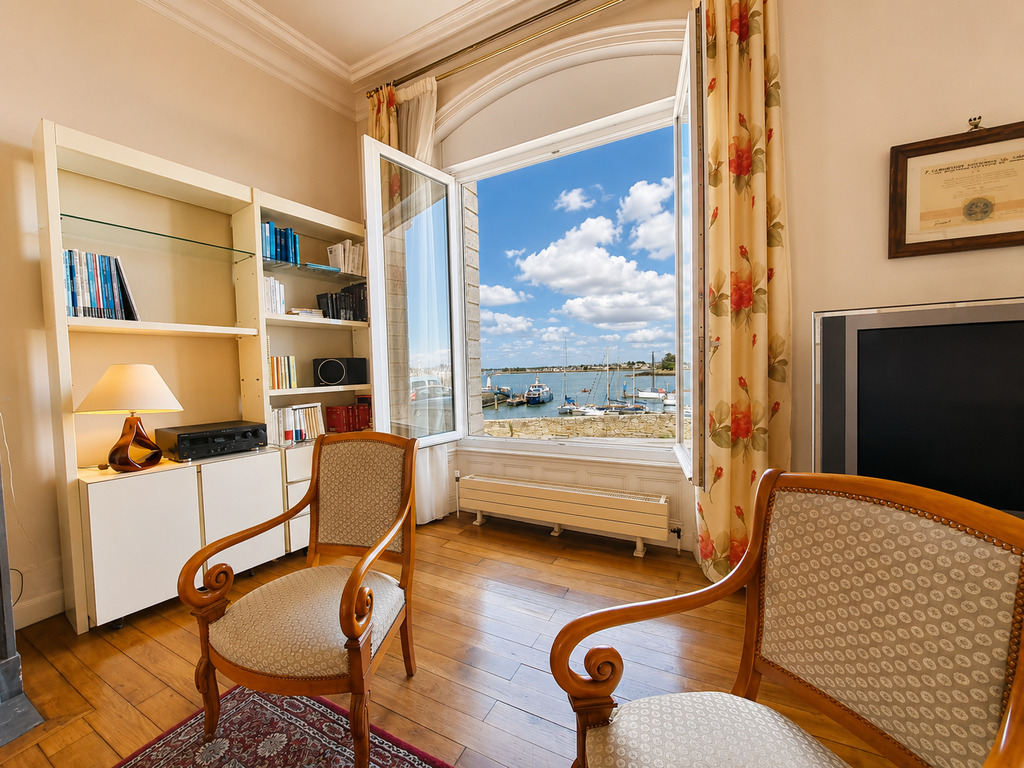 Port-Louis – La Généreuse & Charismatique Maison de Maître de 270 m² Face au Port