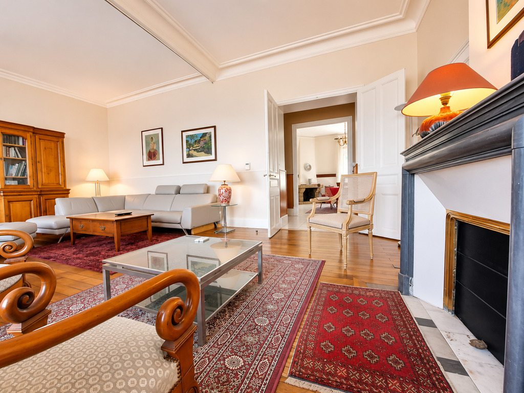 Port-Louis – La Généreuse & Charismatique Maison de Maître de 270 m² Face au Port