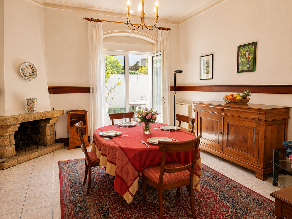 Port-Louis – La Généreuse & Charismatique Maison de Maître de 270 m² Face au Port