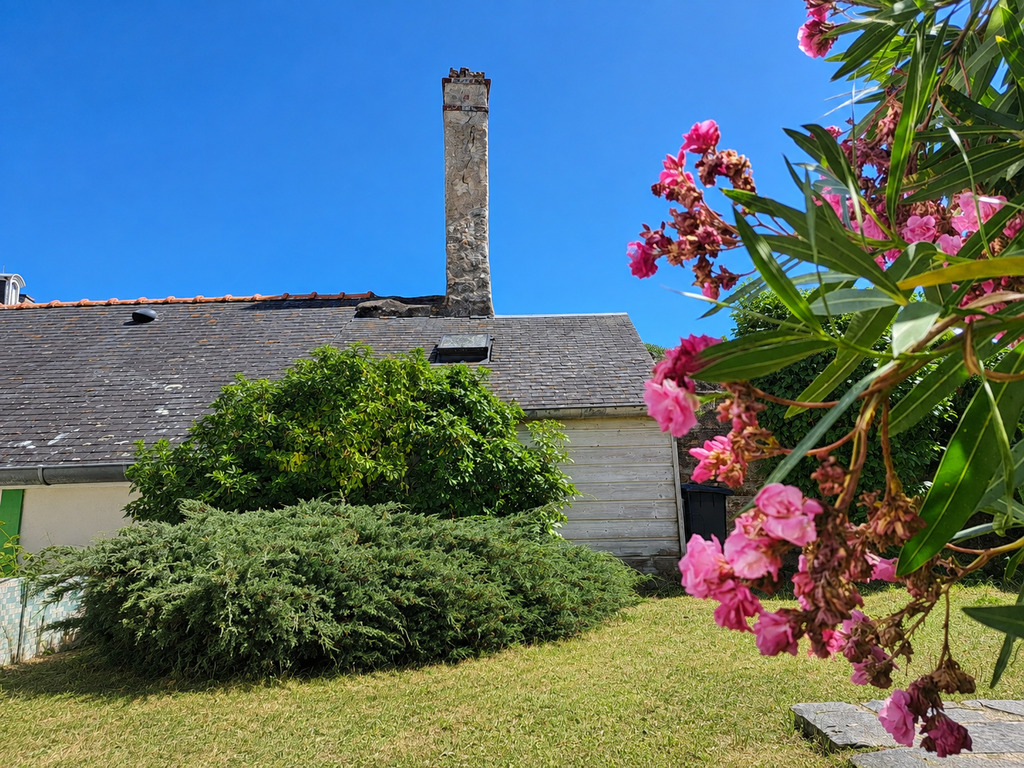Port-Louis – La Généreuse & Charismatique Maison de Maître de 270 m² Face au Port